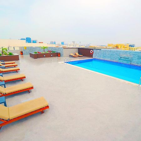 The Grand Lux Hotel Doha Dış mekan fotoğraf Rooftop pool at the hotel