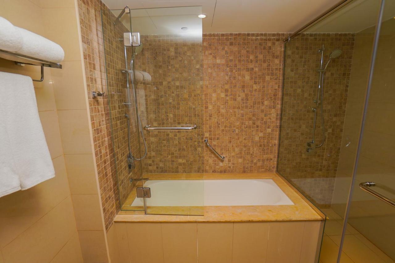 The Grand Lux Hotel Doha Dış mekan fotoğraf A bathtub with a shower enclosure