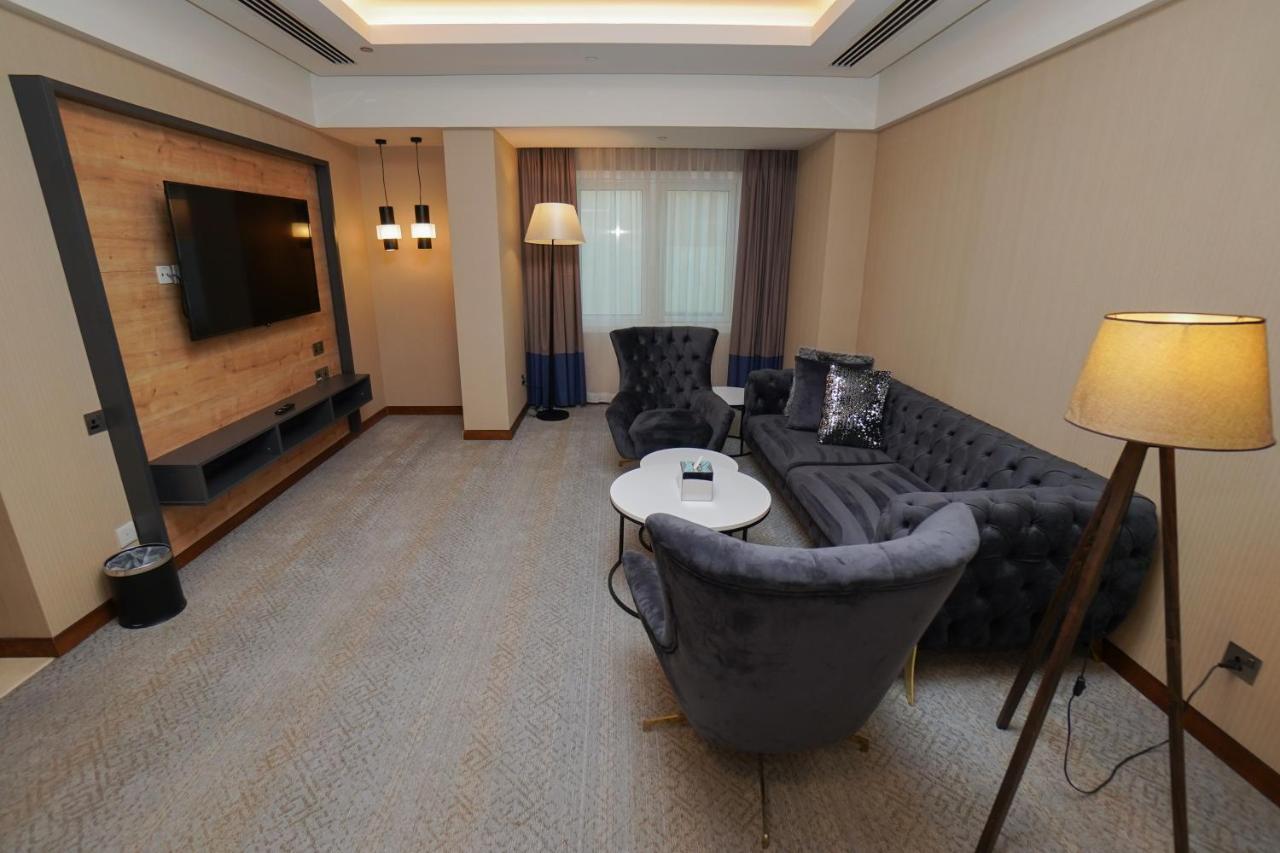 The Grand Lux Hotel Doha Dış mekan fotoğraf A living room in a hotel suite