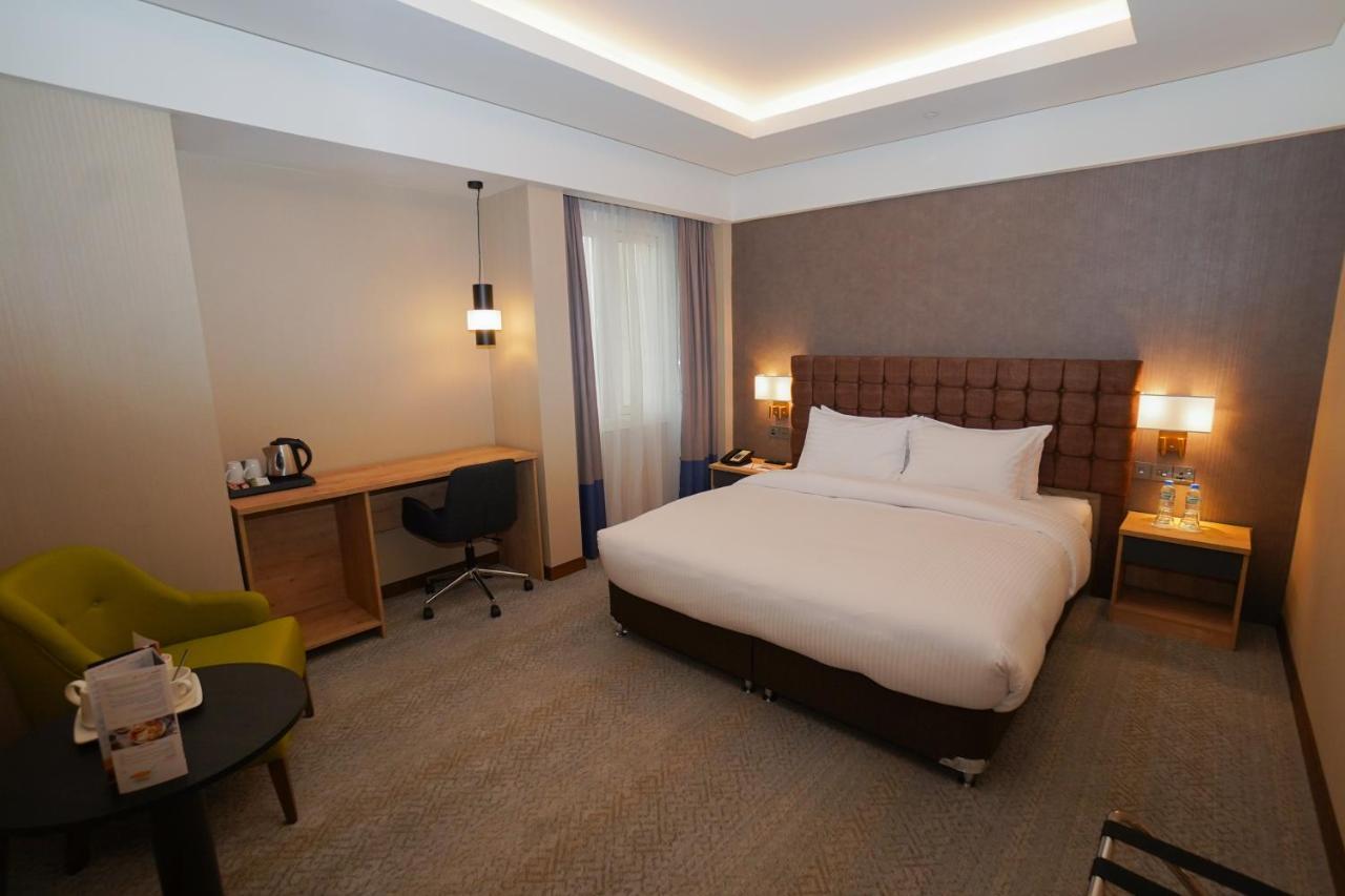 The Grand Lux Hotel Doha Dış mekan fotoğraf A room at the hotel
