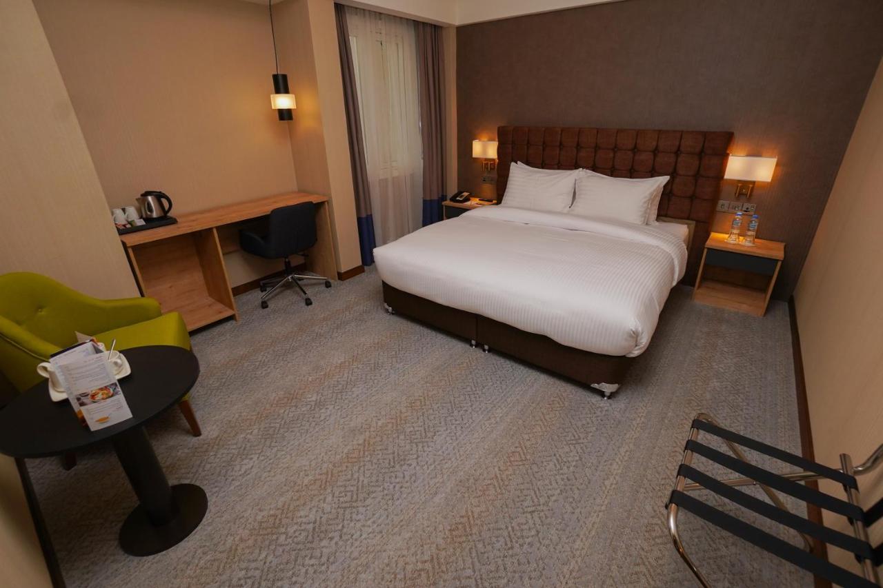 The Grand Lux Hotel Doha Dış mekan fotoğraf A room at the hotel