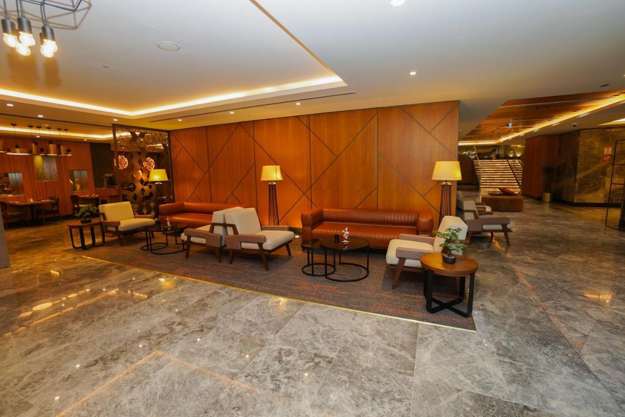 The Grand Lux Hotel Doha Dış mekan fotoğraf The lobby of the hotel
