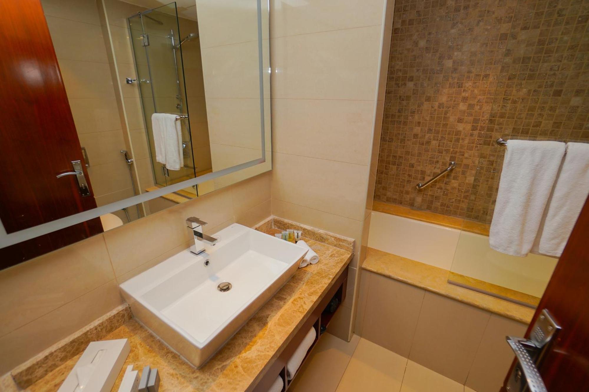 The Grand Lux Hotel Doha Dış mekan fotoğraf Bathroom