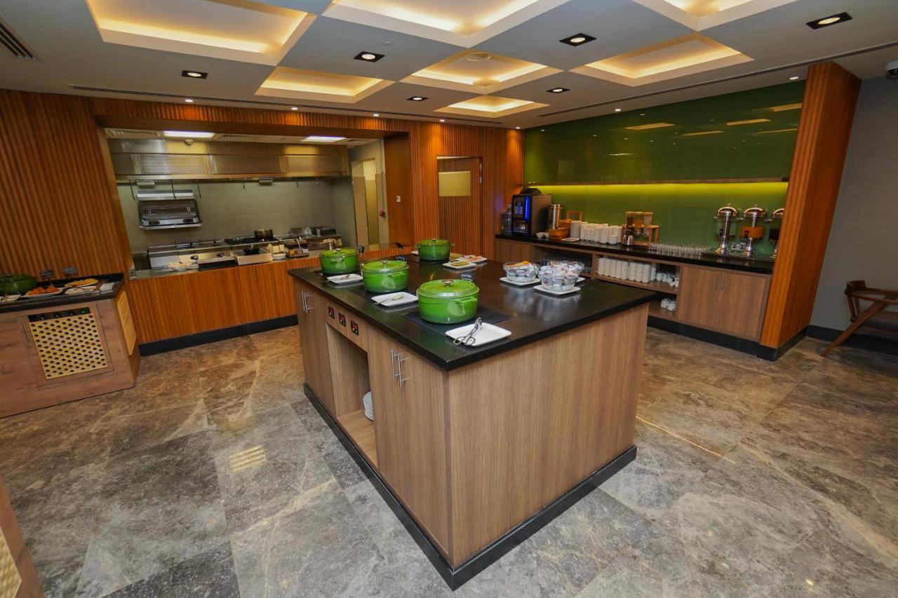 The Grand Lux Hotel Doha Dış mekan fotoğraf The kitchen at the Royal Brunei Airlines VIP Lounge at Brunei International Airport
